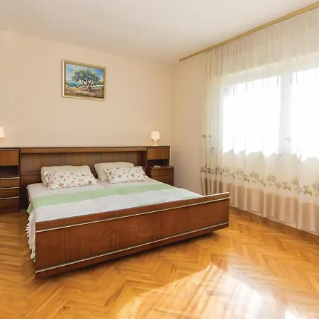 بيت للعطل Two-bedroom In زادار